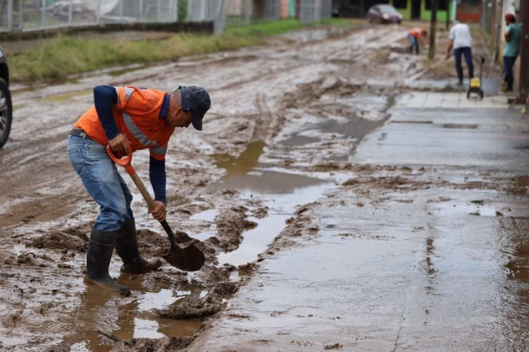 Diputado solicita suspender lecciones en zonas afectadas por lluvia