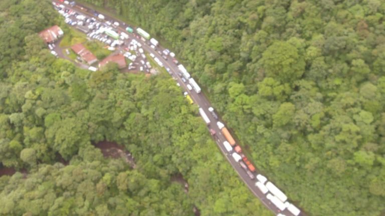 150 personas aún están atrapadas en ruta 32, labores de rescate se suspendieron y continuarán domingo a las 5:30 a.m.