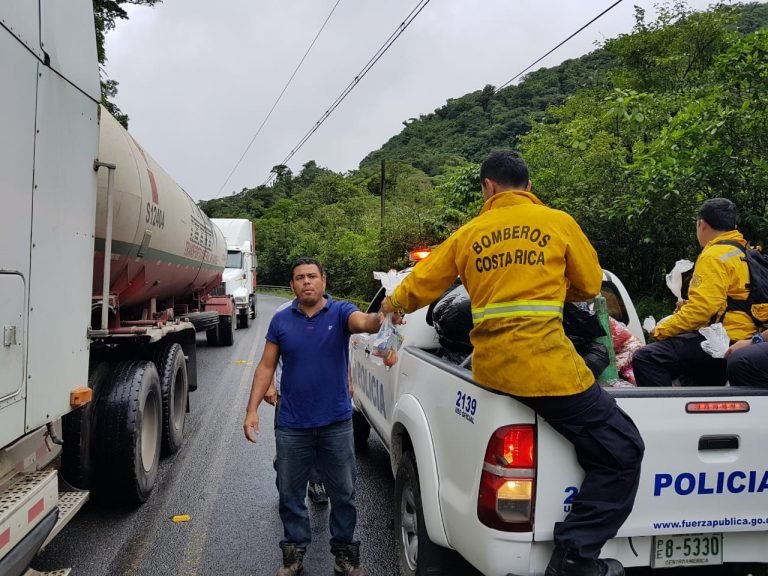 Instituciones logran evacuación exitosa de personas atrapadas en ruta 32