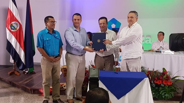 CCSS firmó contrato de construcción de nueva área de salud en Santa Cruz