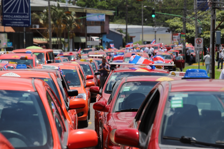 Taxis amenazan con enfrentamiento si no arreglan proyecto para regular plataformas de transporte