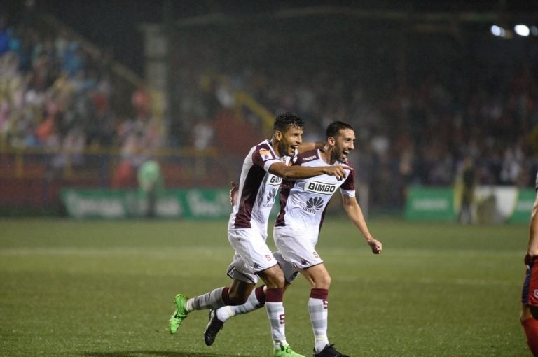 Saprissa empata con San Carlos de la mano de Johan Venegas