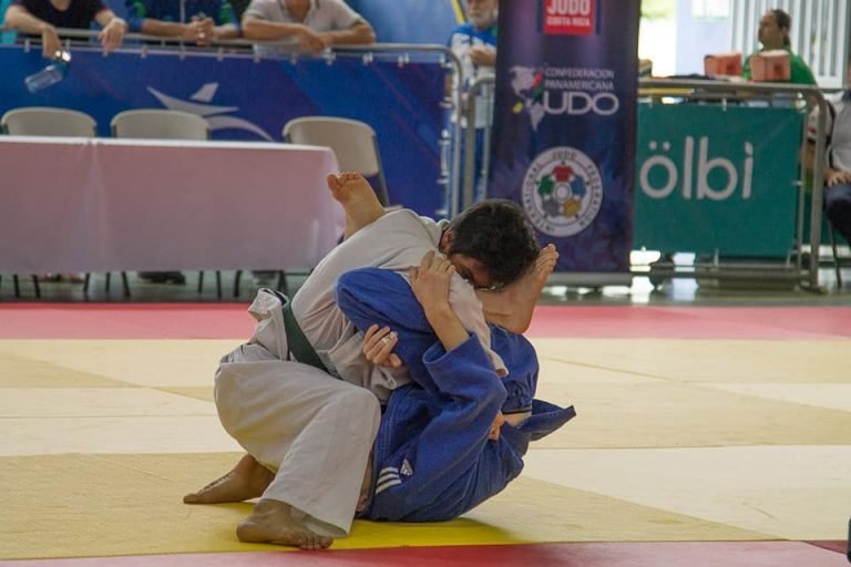 Ministro de Deporte motiva a jóvenes de JDN a seguir haciendo deporte para evitar problemas de drogas