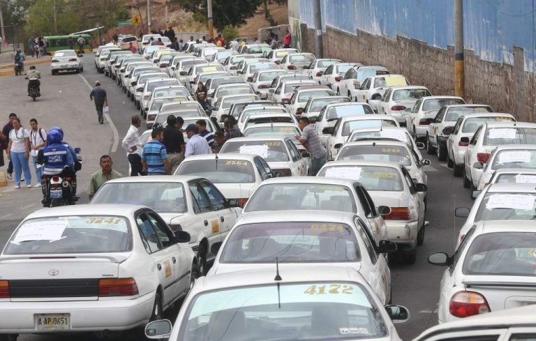 Miles de taxistas protestan contra aumento de impuesto en Honduras
