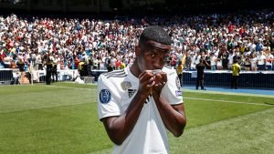 Vinicius ilusiona al madridismo en presentación con el club merengue