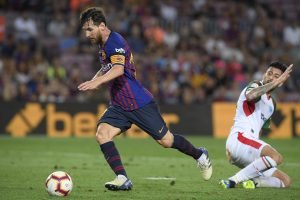 Messi y Coutinho rompen la resistencia del Alavés en el estreno del Barça