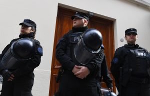 Comienza allanamiento de vivienda de expresidenta Kirchner en Argentina