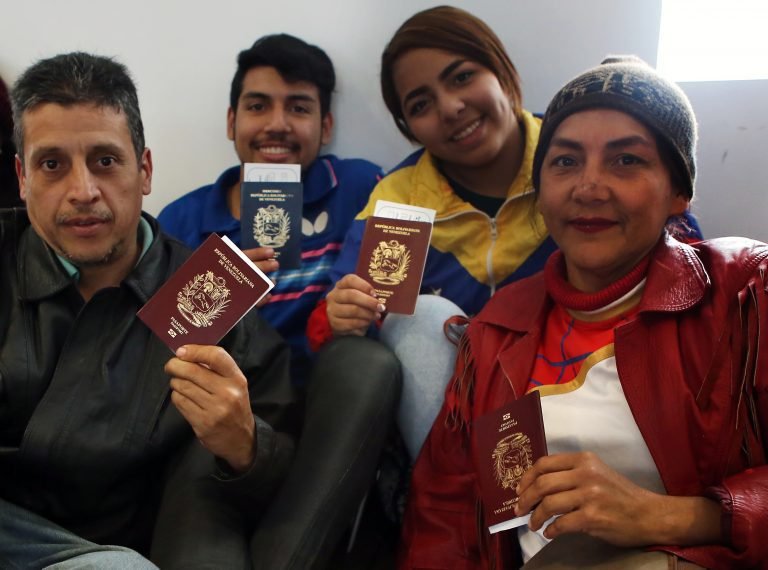 Un centenar de venezolanos regresa de Perú en avión enviado por Maduro