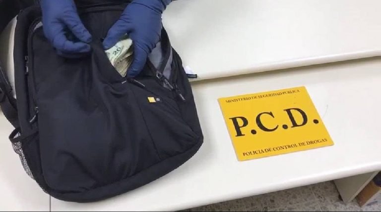 PCD atrapa cuatro guatemaltecos con dinero oculto en equipaje de mano