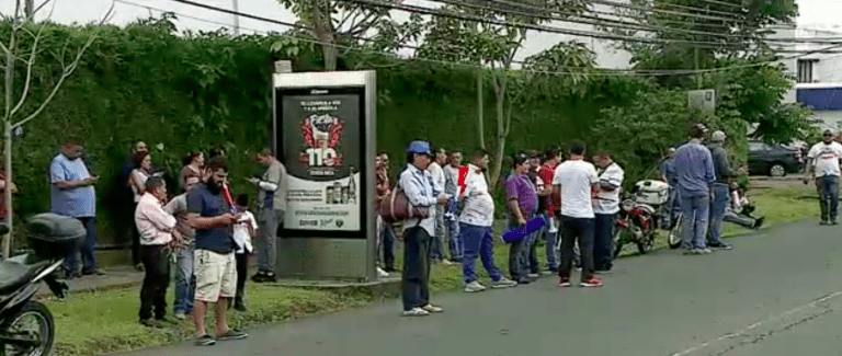 Conductores de Uber se manifiestan frente Casa Presidencial