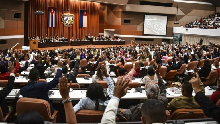 Cuba bajo reformas: Fuera de la revolución, nada