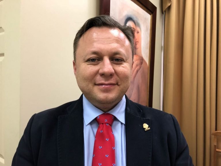 Dolanescu presentará proyecto para evitar pensión de lujo de Carlos Alvarado