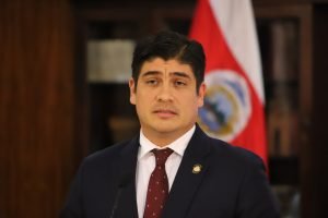 Carlos Alvarado es el presidente peor calificado en los últimos 40 años
