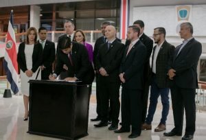 Gobierno firma ley que bloquea señal celular en centros penitenciarios