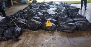 Cuerpos policiales decomisan 2 mil paquetes de cocaína en lancha