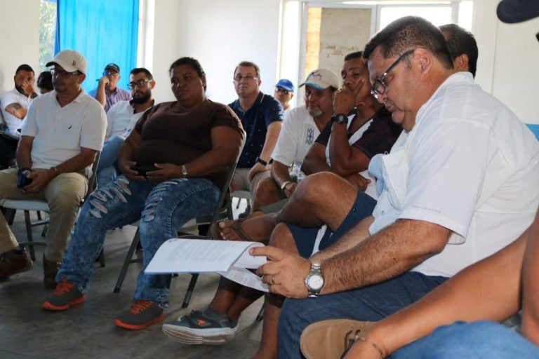 Gobierno se acerca a pescadores de Puntarenas