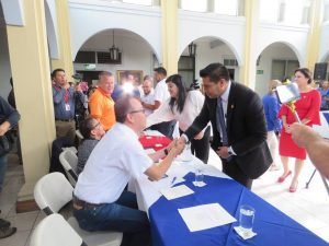 Gobierno y sindicatos tienen encuentro preliminar