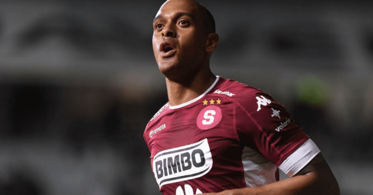 ¡Super líder! Saprissa golea 4-0 a Limón FC y aumenta su ventaja en la cima