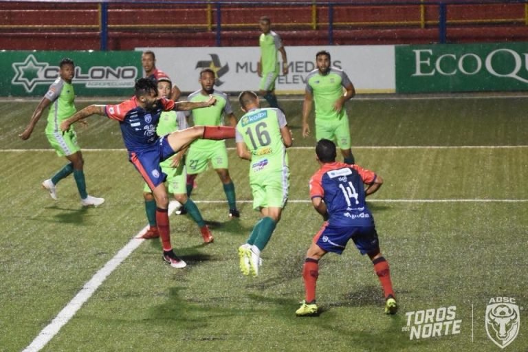 San Carlos asume momentáneamente el tercer lugar del torneo con victoria de 2-0 sobre Limón FC