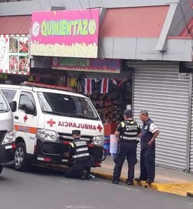 Bajan placas a ambulancia en Alajuela mientras atendía servicio