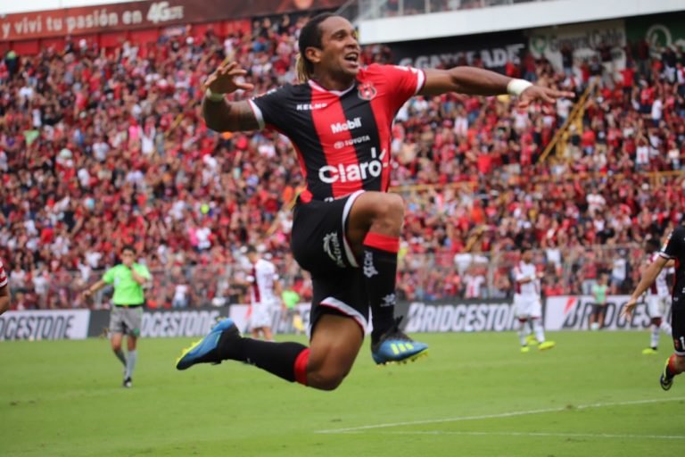 Alajuelense consigue un triunfo de oro en el Clásico Nacional