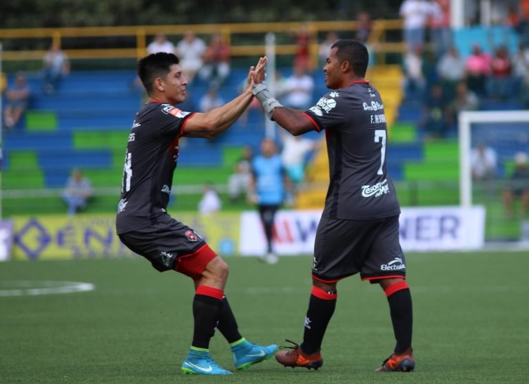 La Liga consigue agónica victoria de 1-2 ante la UCR y sigue su buen paso