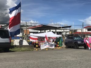 Grupo de personas se manifiestan frente a Recope