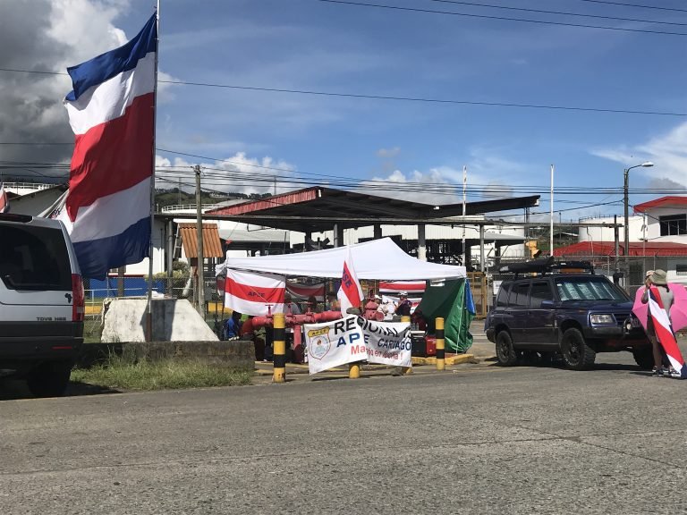Grupo de personas se manifiestan frente a Recope