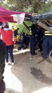 Manifestantes atienden a antimotines descompensados por golpes de calor