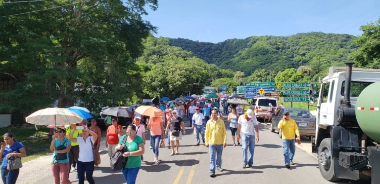 Manifestantes mantienen cerrado el cruce de Pueblo Viejo en Nicoya