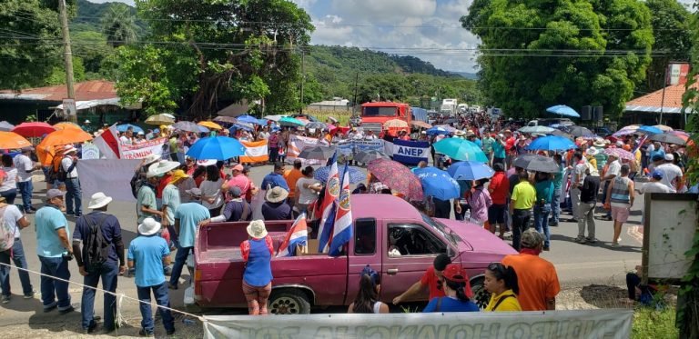 Manifestantes mantienen bloqueo en Pueblo Viejo de Nicoya