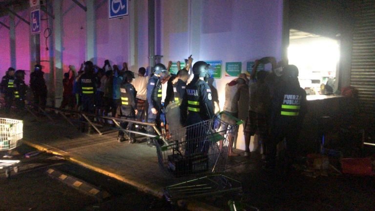 Fuerza Pública detiene a 16 asaltantes de supermercado en Limón