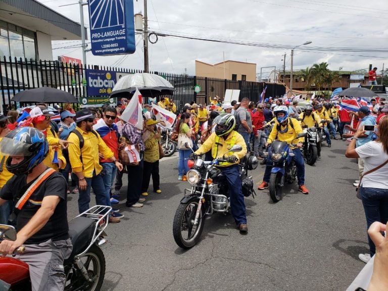 Manifestantes se mantienen concentrados en parque de Santa Cruz