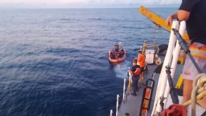 Llegan a Puntarenas pescadores náufragos que se accidentaron contra barco mercante