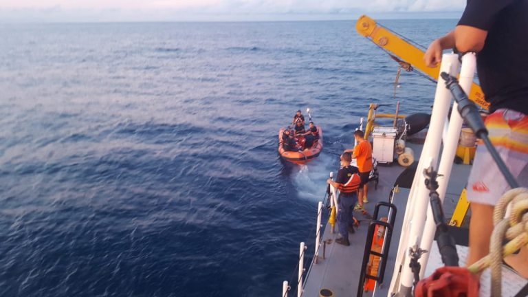 Llegan a Puntarenas pescadores náufragos que se accidentaron contra barco mercante