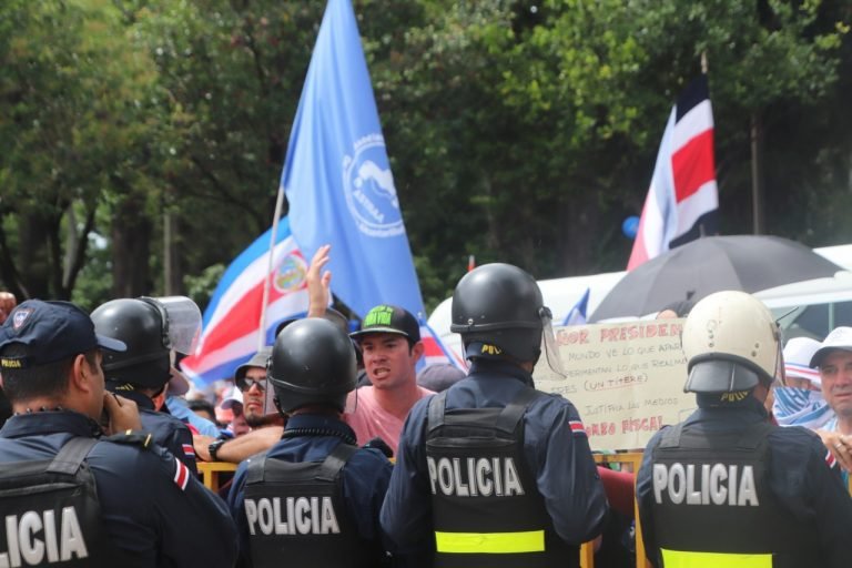 Enfrentamientos violentos entre manifestantes y policías en la Asamblea Legislativa