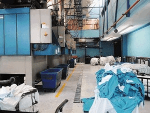 Manifestantes impiden salida de ropa sucia en hospitales