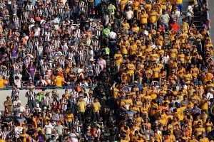 Terror en las afueras del Estadio Universitario empaña aburrido clásico regio de la Liga Mx