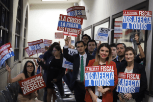 Estudiantes de universidades privadas protestan en el Congreso contra plan fiscal