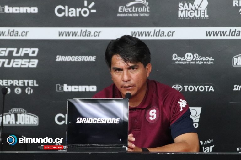 Gerente del Saprissa deja mal parado a Vladimir Quesada