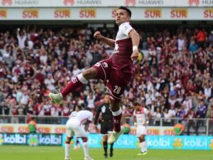 ¡El Clásico es morado! Saprissa supera 2-1 a Alajuelense y se niega a olvidar el liderato