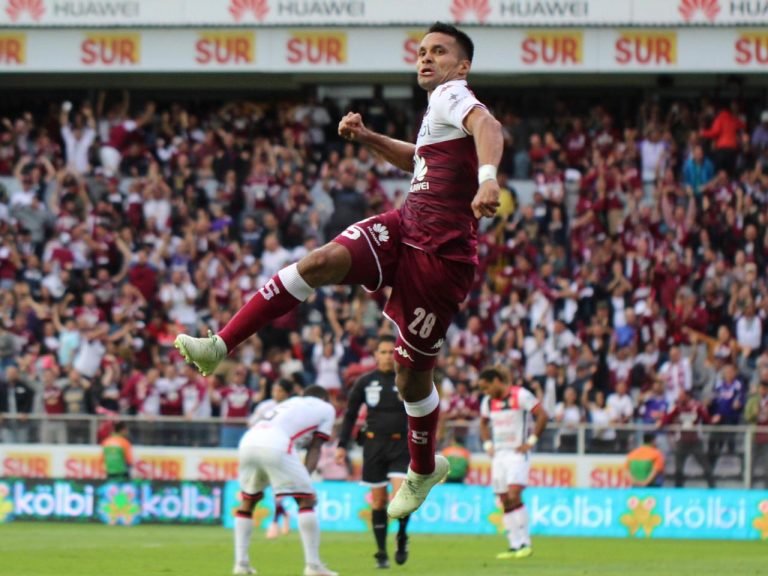 ¡El Clásico es morado! Saprissa supera 2-1 a Alajuelense y se niega a olvidar el liderato