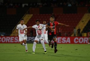 Alajuelense le pone un freno al Cartaginés con victoria de 2-1 y no cede en la parte alta de la tabla