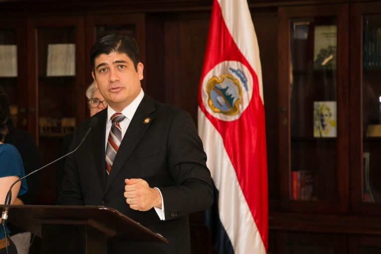 Carlos Alvarado invita a fracciones legislativas a reuniones en Casa Presidencial