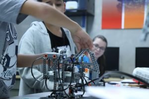 Municipalidad de Santa Ana graduó a 13 niños en robótica