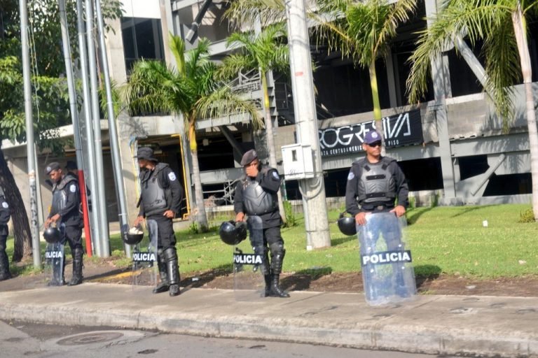 Policía detiene manifestantes que participaban en marcha “Unidos por la libertad” en Nicaragua