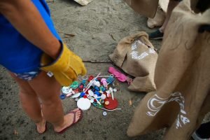 Lanzan primera botella de champú fabricada con plástico recolectado en playas