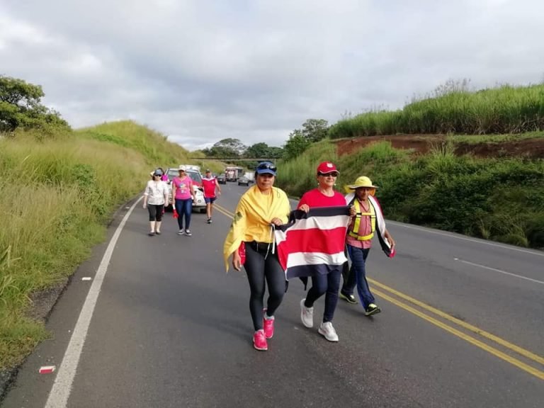 Mujeres que caminan contra plan fiscal solicitan que las acompañen en último trayecto