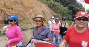 Mujeres caminan contra el plan fiscal