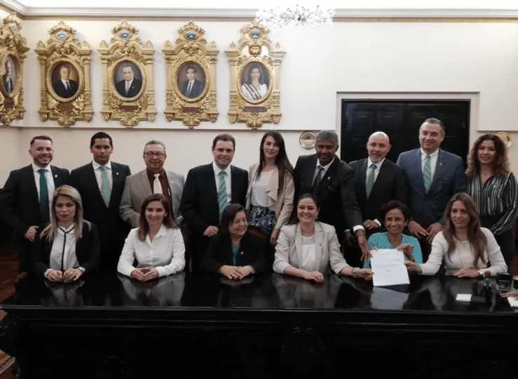 Gobierno apoya feriado por abolición del ejército